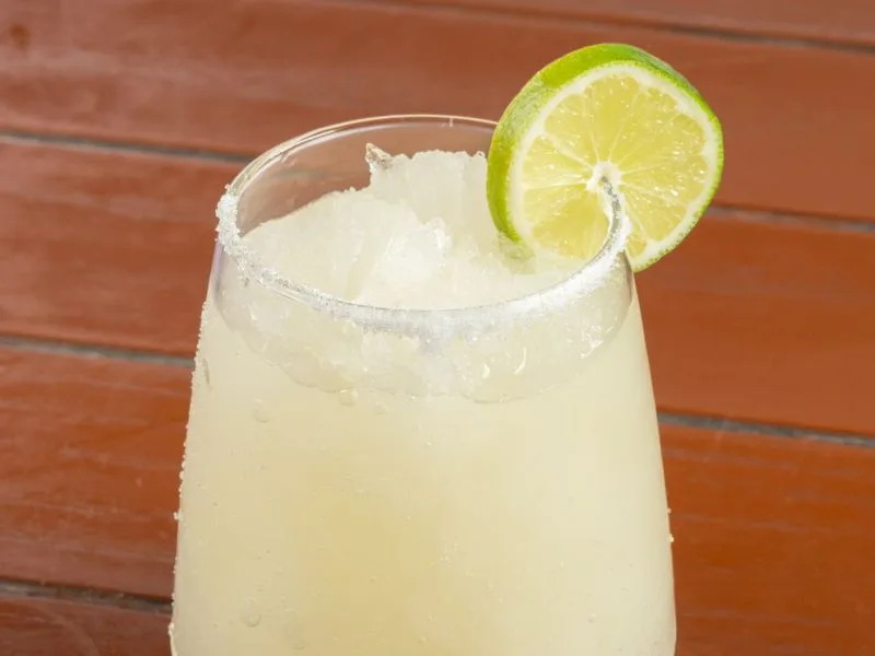 Imagen de referencia: margarita frozen con escarcha de sal y rodaja de limu{00F3}n