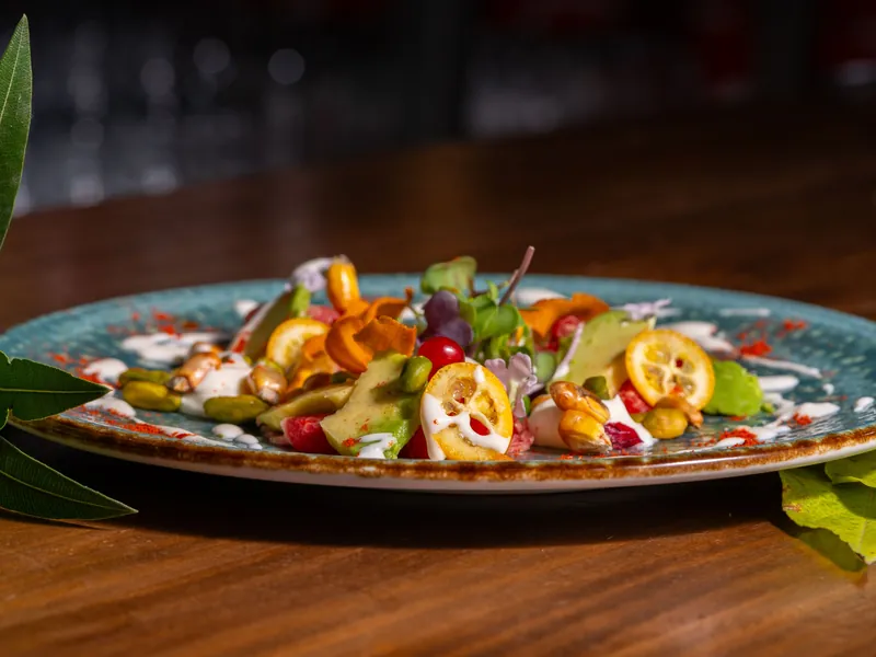 Imagen de referencia: ensalada de verduras frescas en plato de cerámica